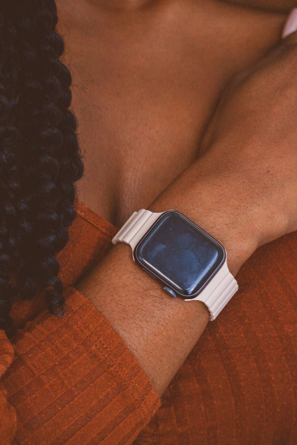Nude Magnetic Loop Band