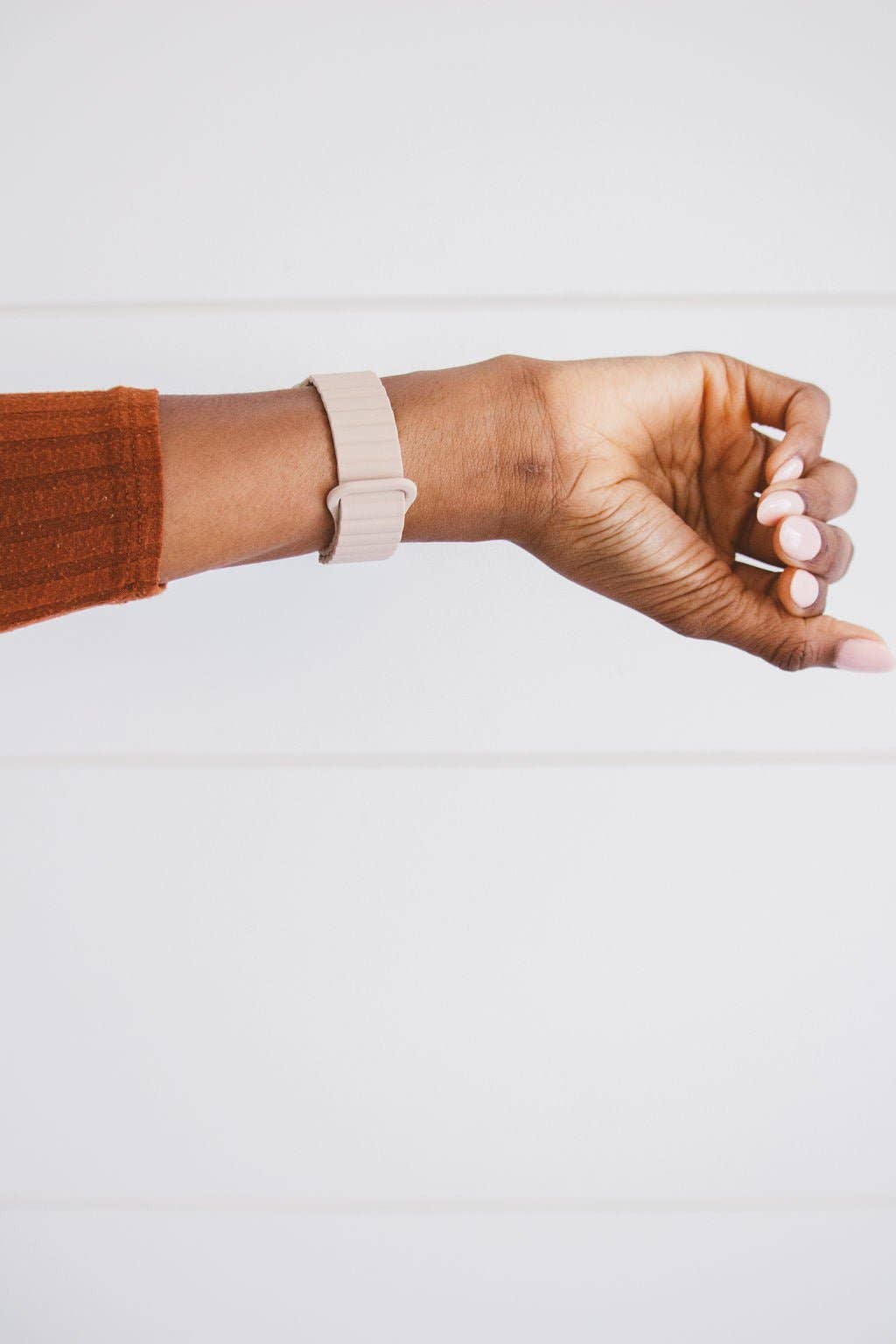 Nude Magnetic Loop Band